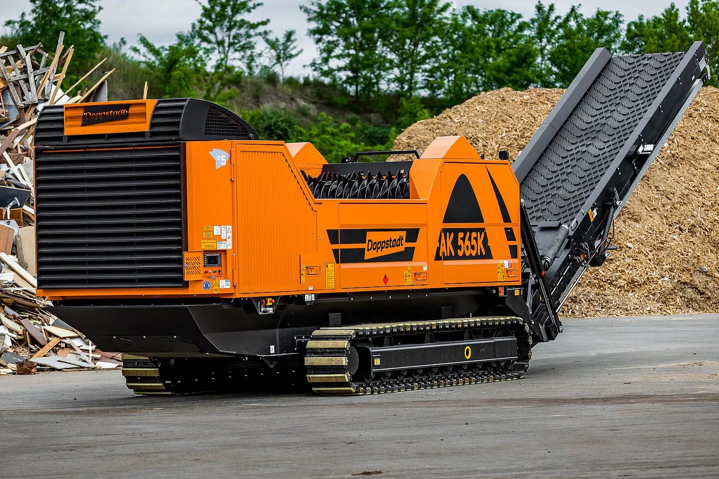 Rozdrabniacze do drewna na sprzedaż — bębnowe, tarczowe, mobilne i stacjonarne